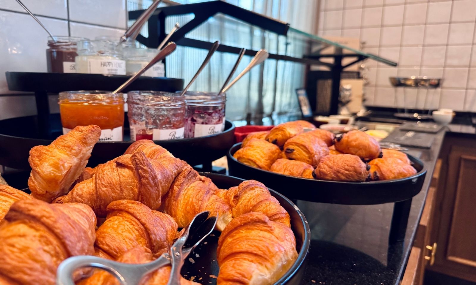 Frühstücksbüffet im Paris Club Restaurant vom 25hours Hotel