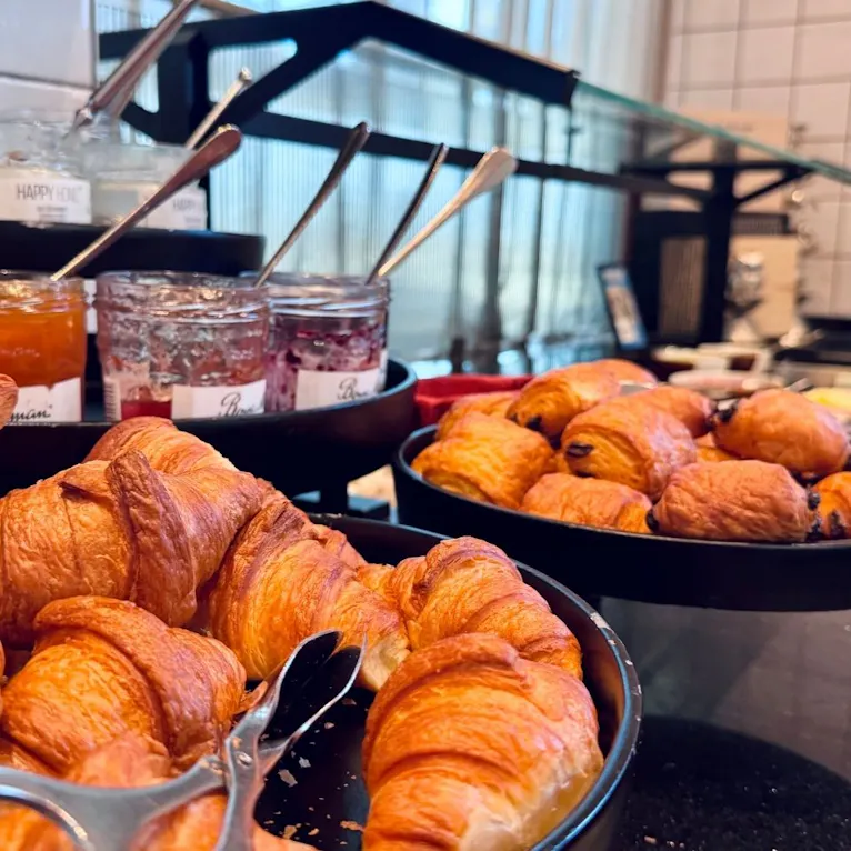 Frühstücksbüffet im Paris Club Restaurant vom 25hours Hotel