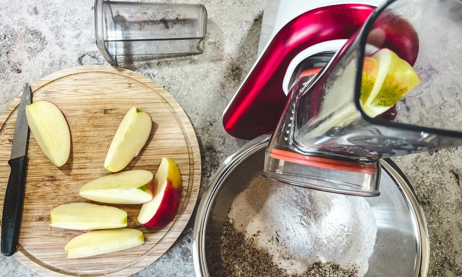 Moulinex Gemüseschneider und ein in Spalten geschnittener Apfel
