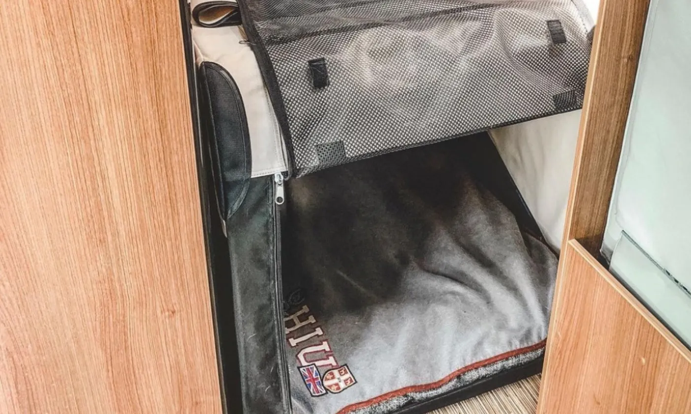 Hund im Bürstner Lyseo TD 690 G Harmony Line Wohnmobil unterbringen und sichern mit einer Transportbox