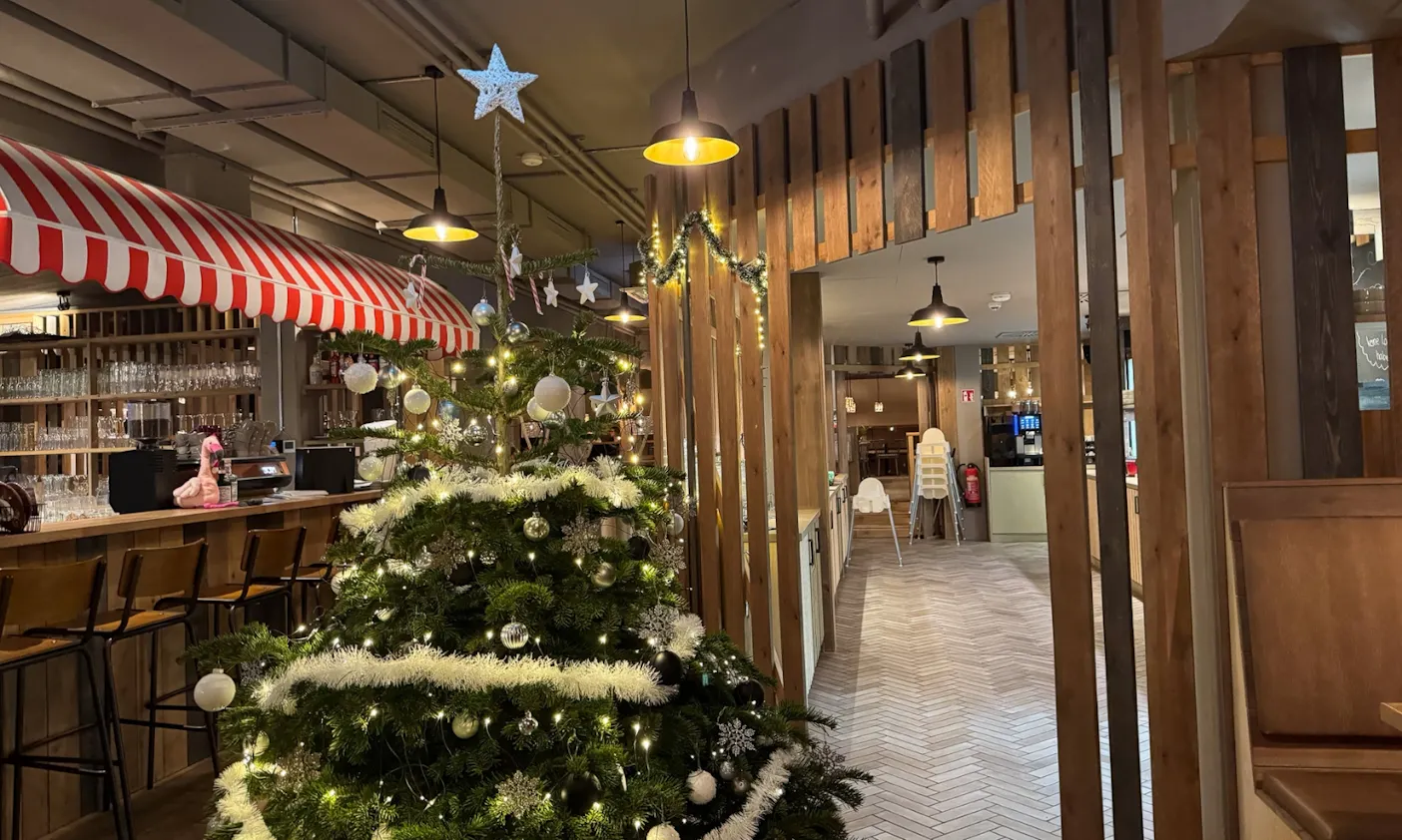 Hundefreundliches Restaurant Strandschuppen in Büsum von der Bretterbude mit Weihnachtsbaum
