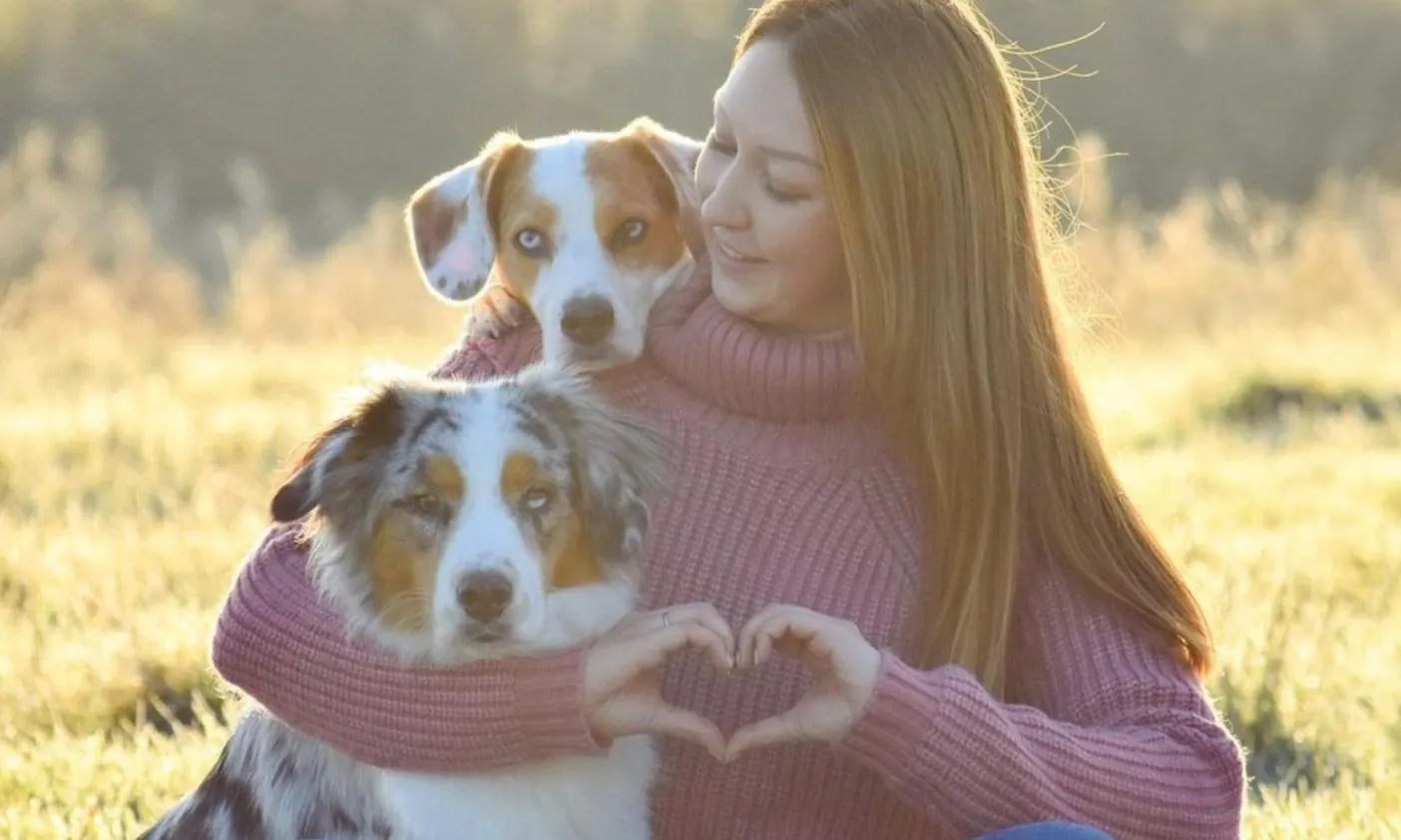 Petfluencer Rudel Herzenshündinnen mit Besitzerin Svenja