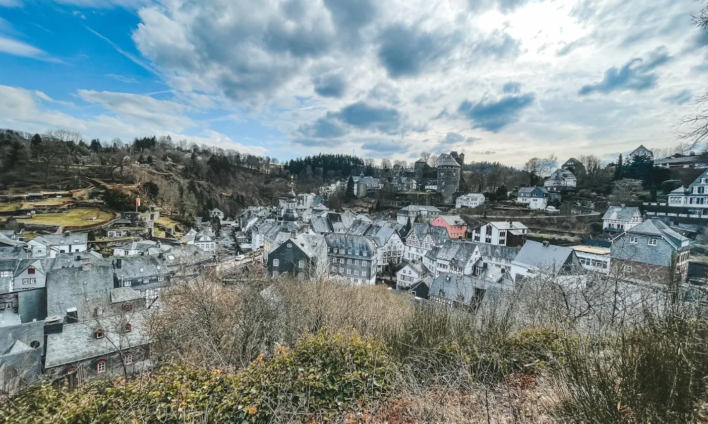 Monschau mit Hund