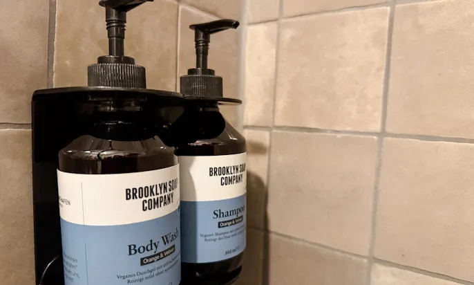 Bretterbude in Büsum mit Hund