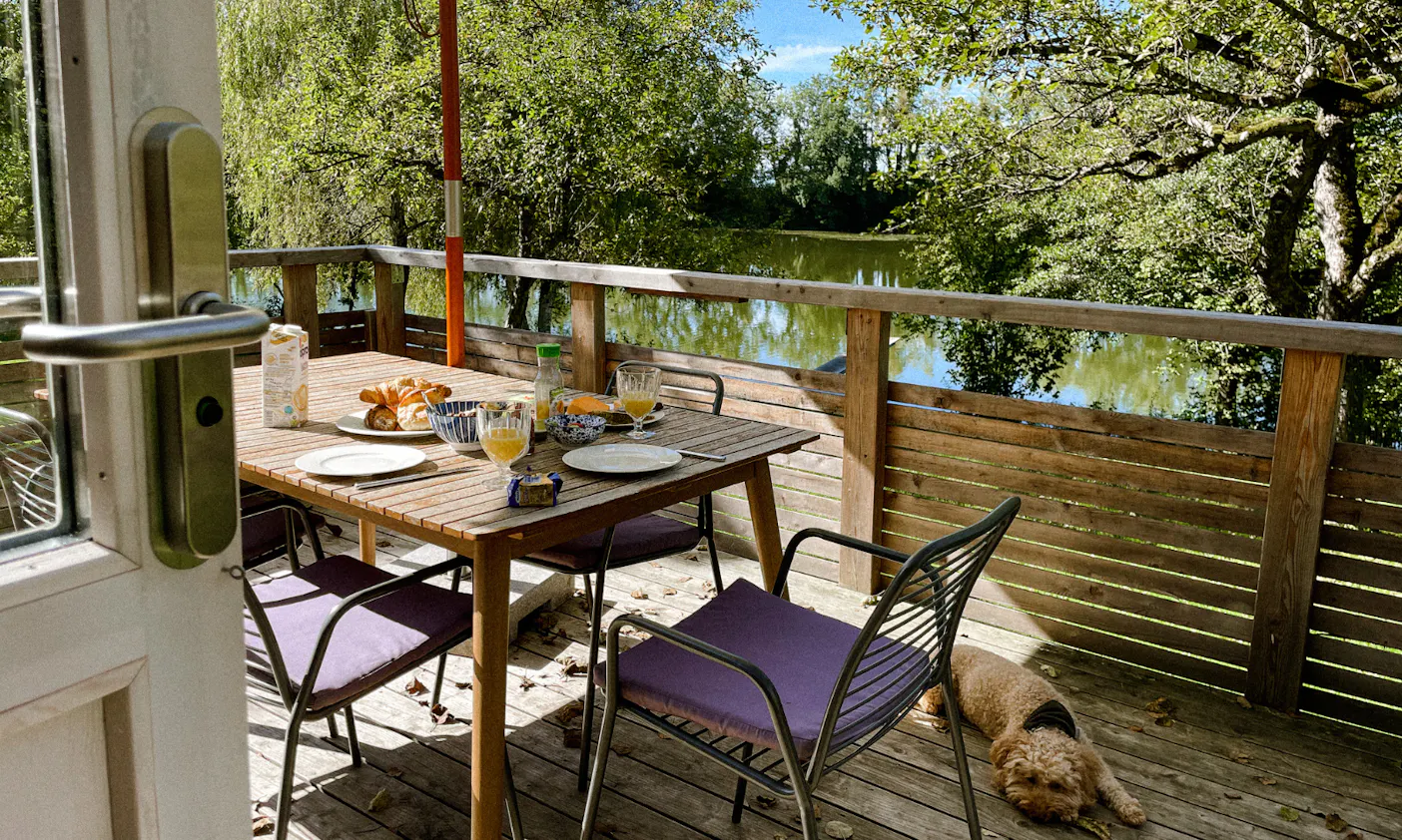 Ein Esstisch auf einer Terrasse eines Tiny Houses