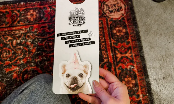 Hundeausstattung in den Heimathotels in der Bretterbude in Büsum:Türschild