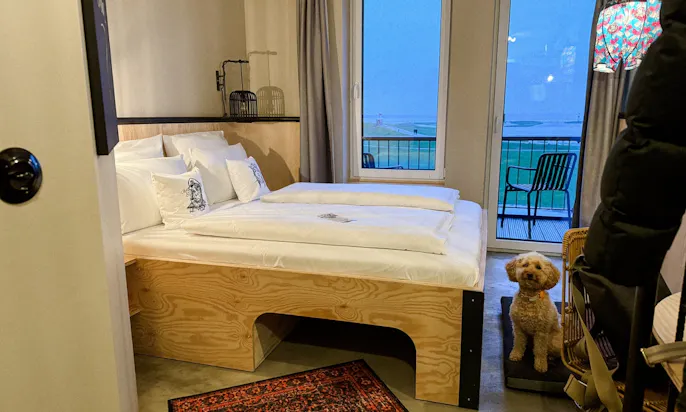 Bretterbude in Büsum mit Hund