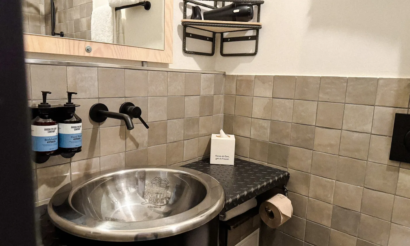 Bretterbude in Büsum mit Hund