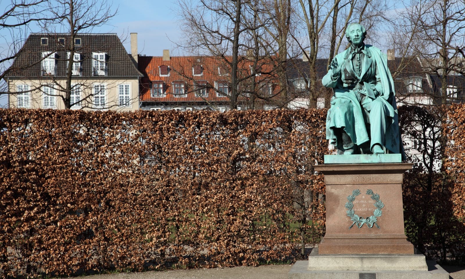 Statue Christian Andersen in Kongens Have in Kopenhagen