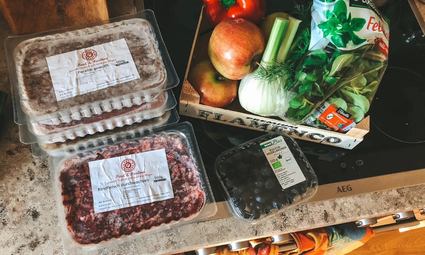 Rohes Fleisch und Gemüse: Barfen für Hunde