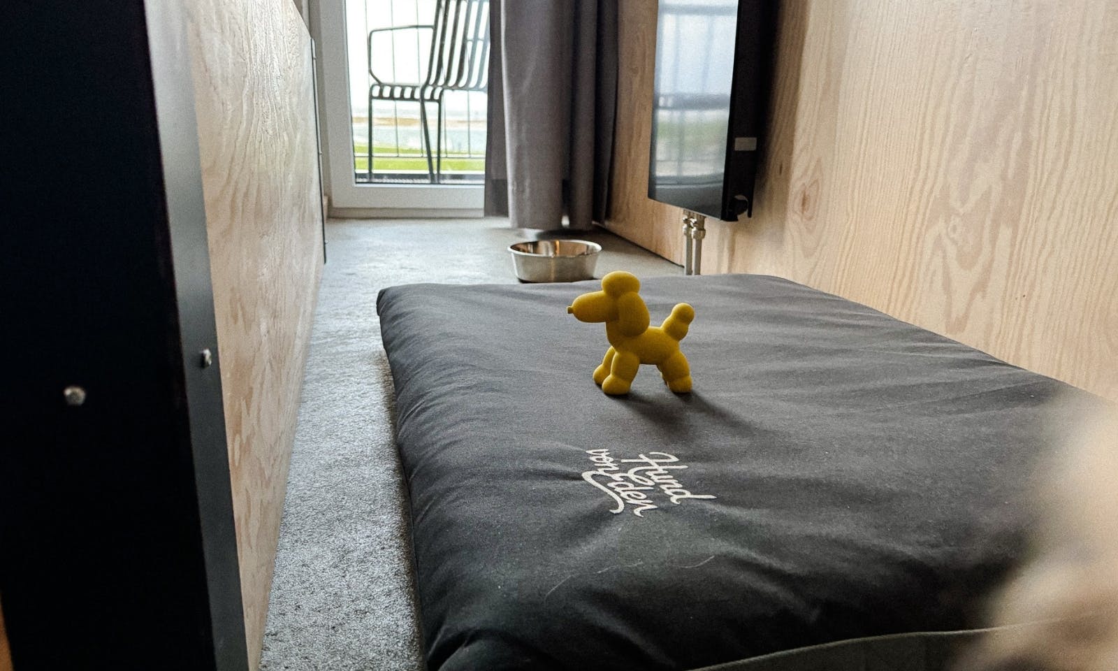 Hundekörbchen von Cloud7 mit dem Logo von Hund von Eden