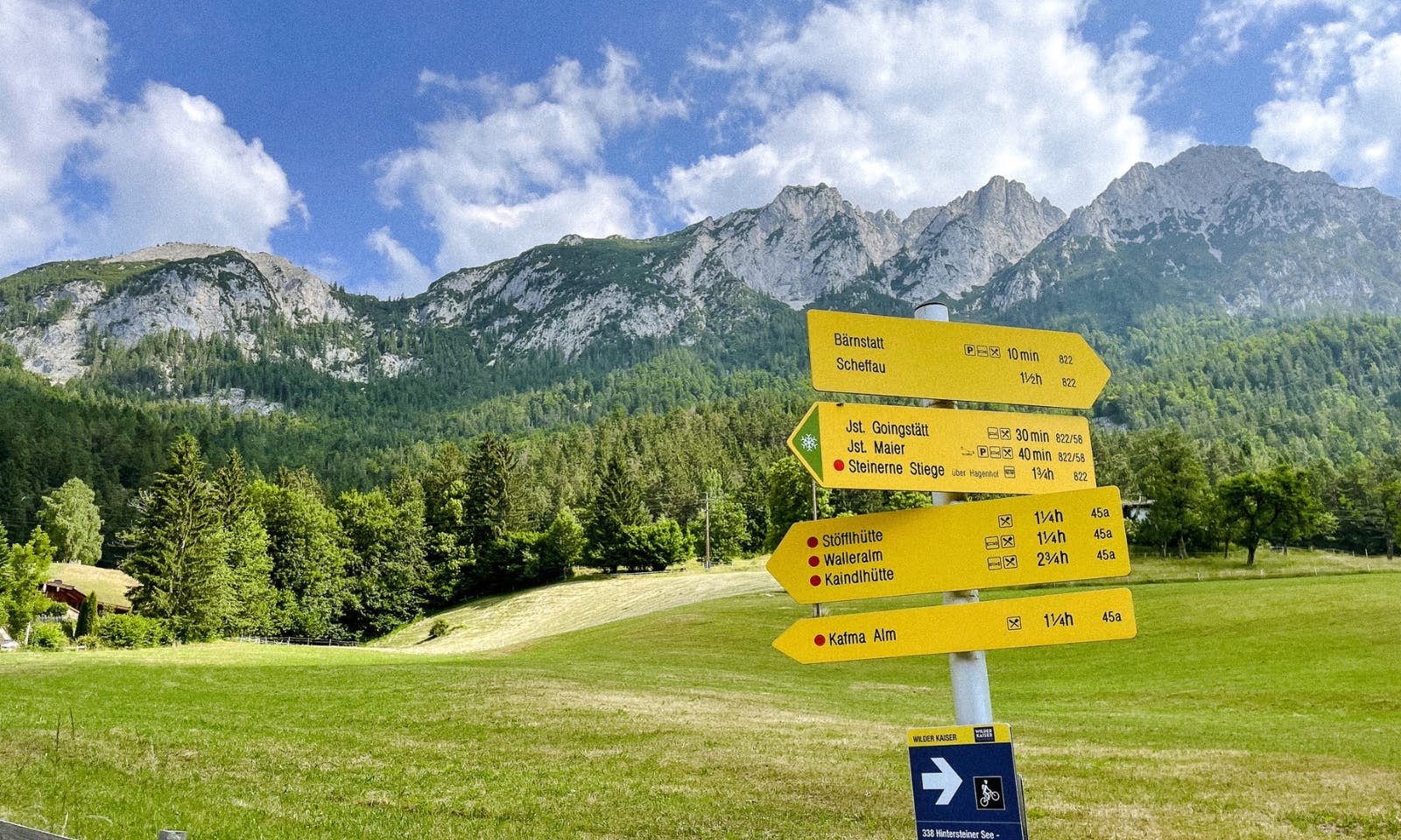 Schilder, die in verschiedene Richtungen zeigen zu verschiedenen Almen am Wildenkaiser