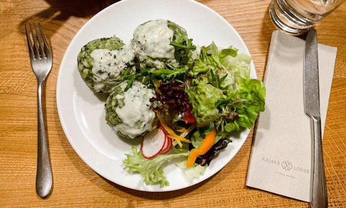 Tiroler Späzialitäten: Spinatknödel, Käsesauce und Salat
