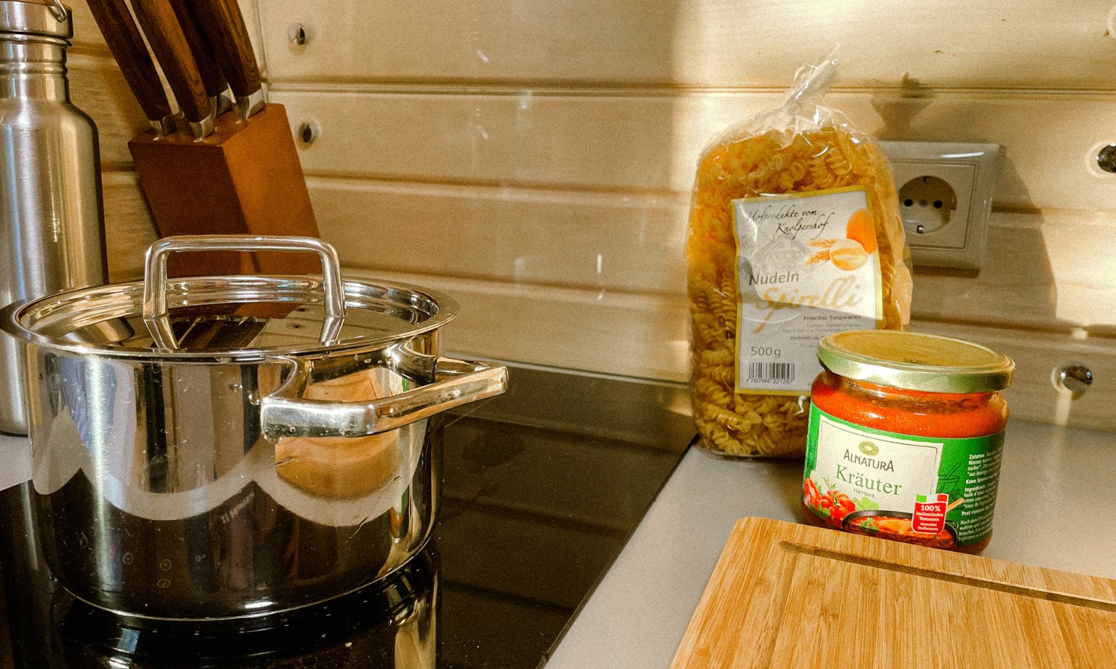 Ein Topf auf einem Herd