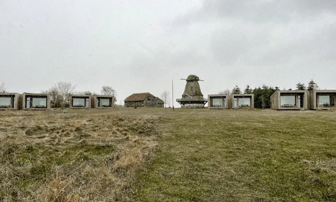 Tiny Häuser neben der Helnæs Mølle in Dänemark