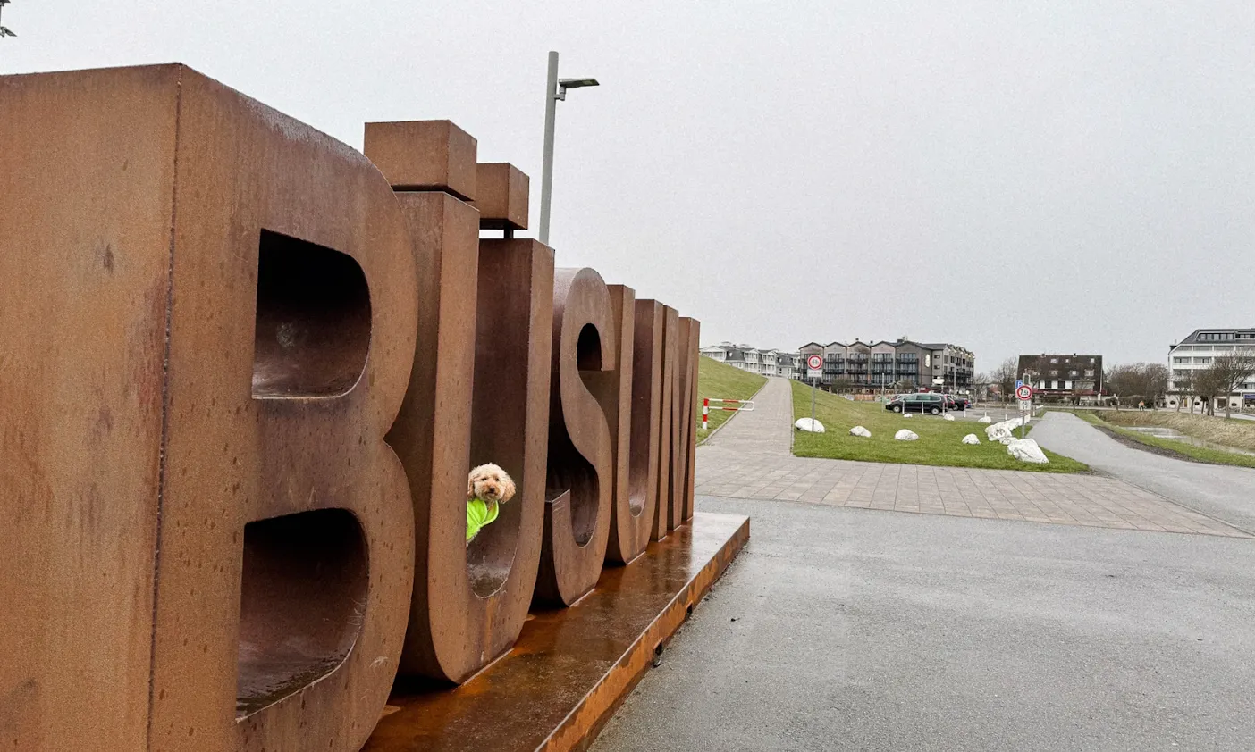 Büsum Schriftzug mit Hund