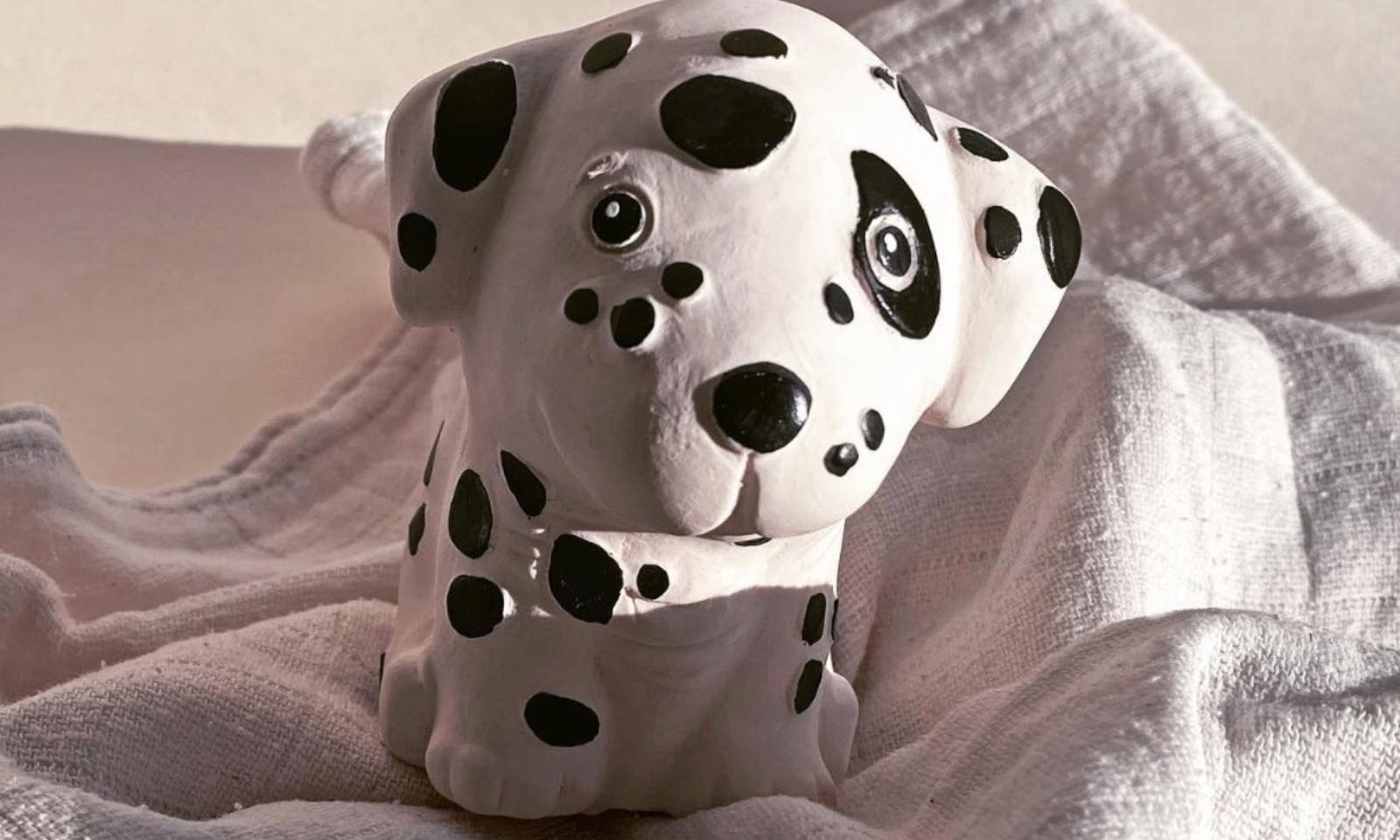 nachhatliges Hundespielzeug im Dalmatiner-Look aus Kautschuk von Hevea