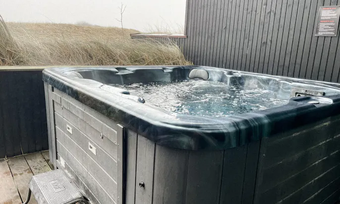 Whirlpool der Strandvilla des Hvidbjerg Strand Feriepark