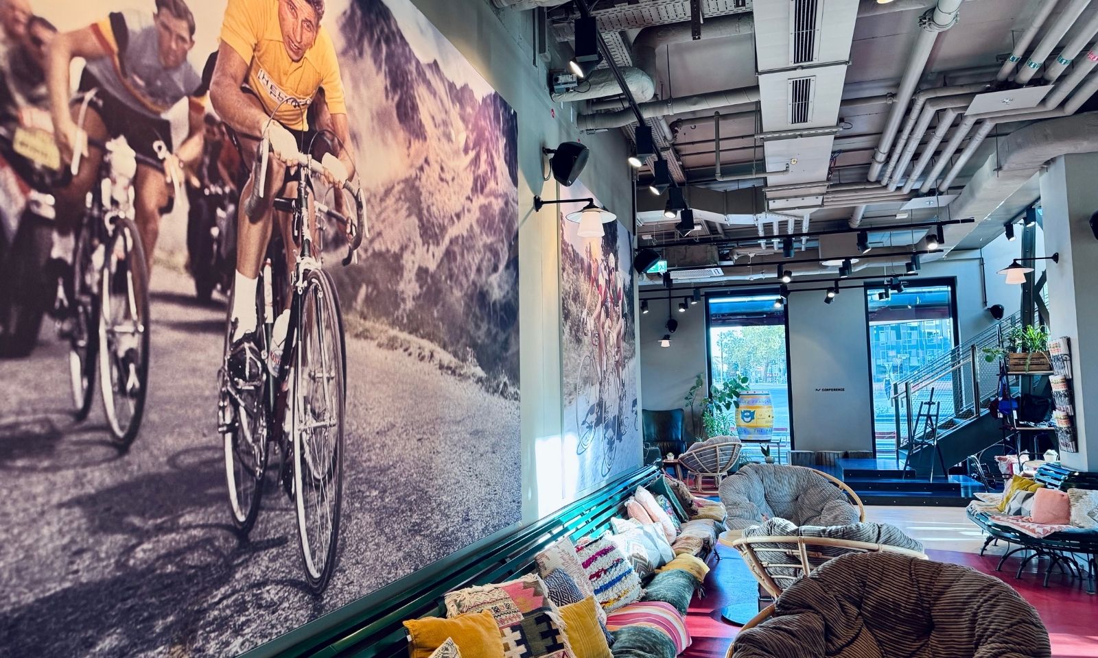 25hours Lobby in Düsseldorf mit Tour de France Bildern