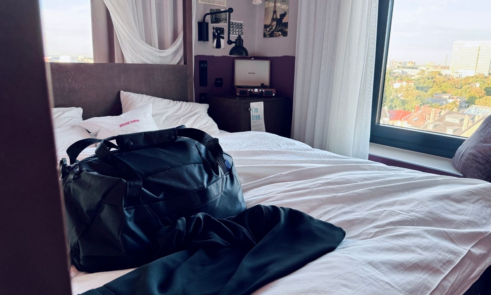 Tasche auf dem französischem Bett im 25hours Hotel in Düsseldorf
