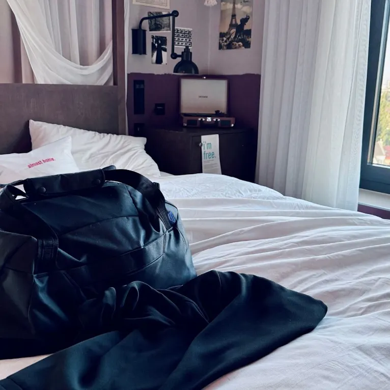 Tasche auf dem französischem Bett im 25hours Hotel in Düsseldorf