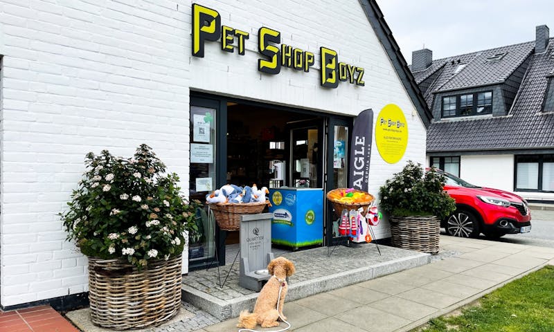 Zu Besuch bei Pet Shop Boyz auf Sylt, dem Tante-Emma-Laden für Hundefans