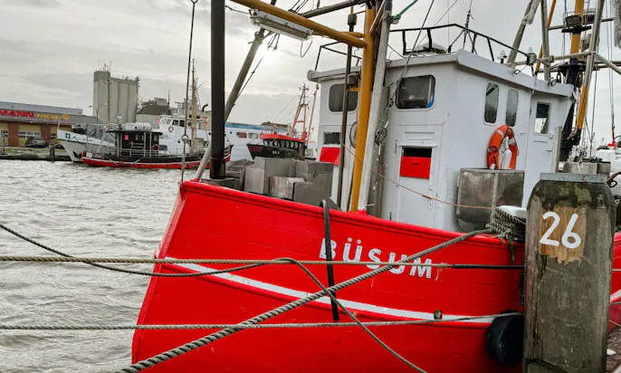 Büsum Boot in rot im Hafen