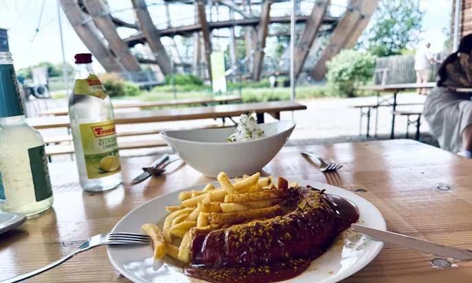 Essen mit Blick auf die Kugel