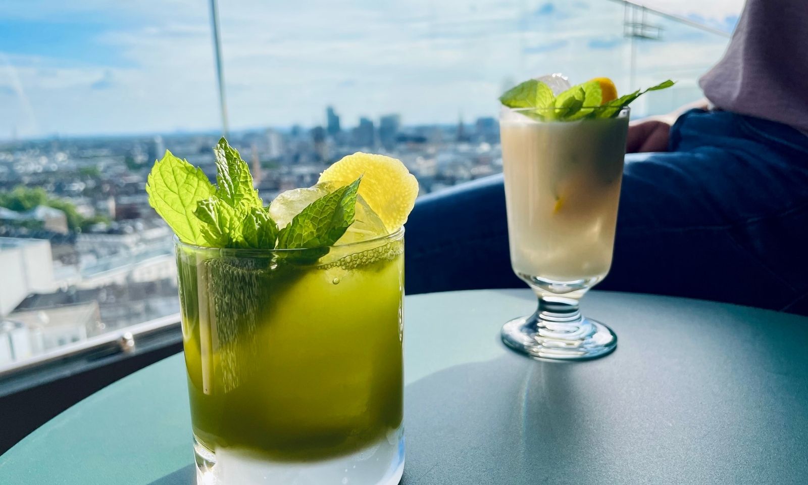 Cocktails in der Rooftop Bar im 25hours Hotel in Düsseldorf 