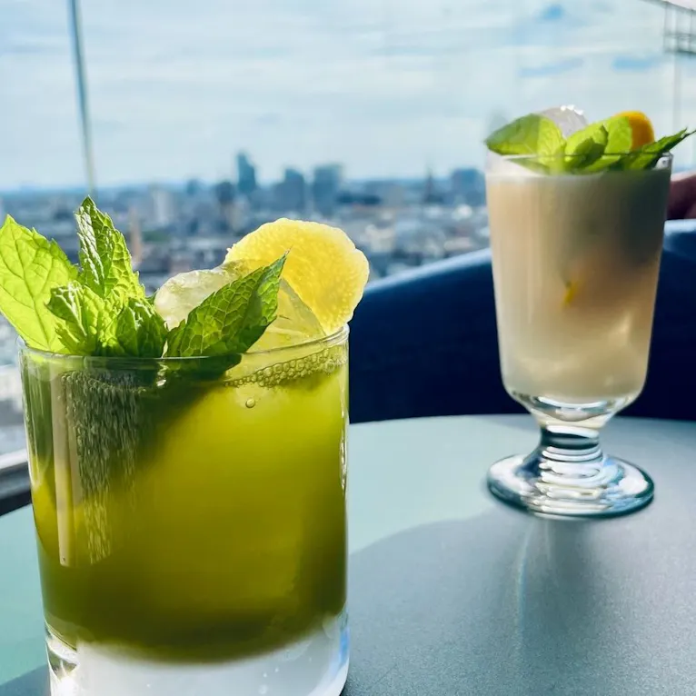 Cocktails in der Rooftop Bar im 25hours Hotel in Düsseldorf