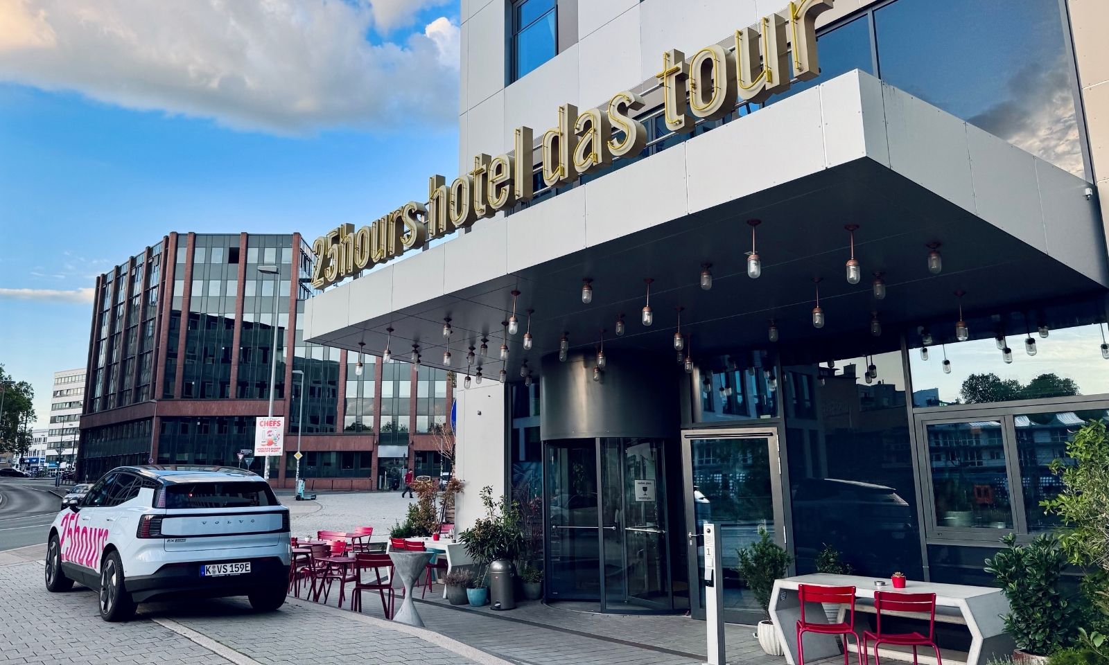 Eingang vom 25hours Hotel in Düsseldorf