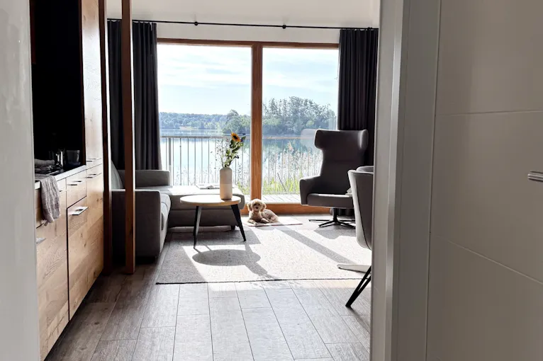 Goldendoodle im Chalet Resort in Bayern