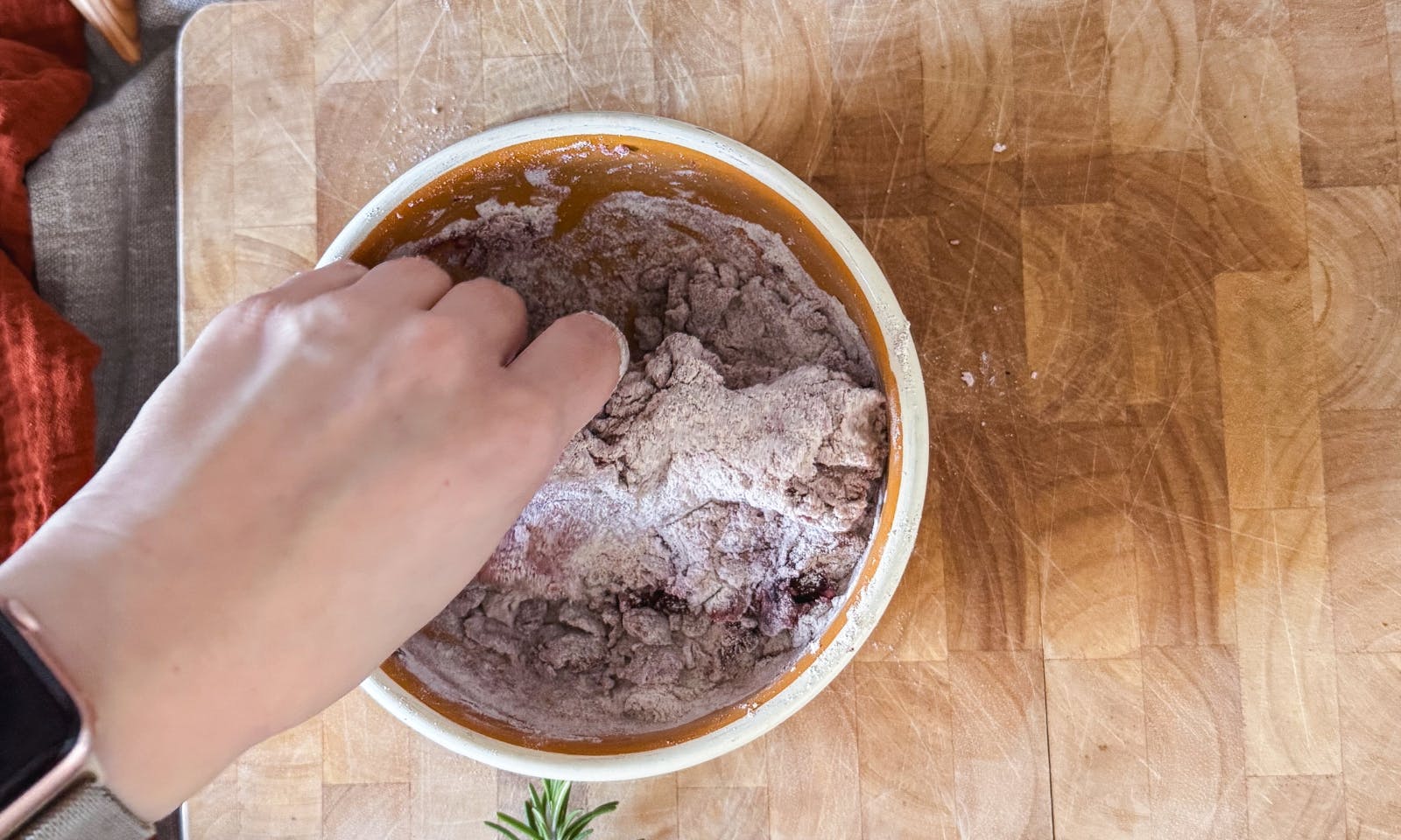 Rote-Beete-Bananen-Teig wird für Hundekekse mit der Hand geknetet