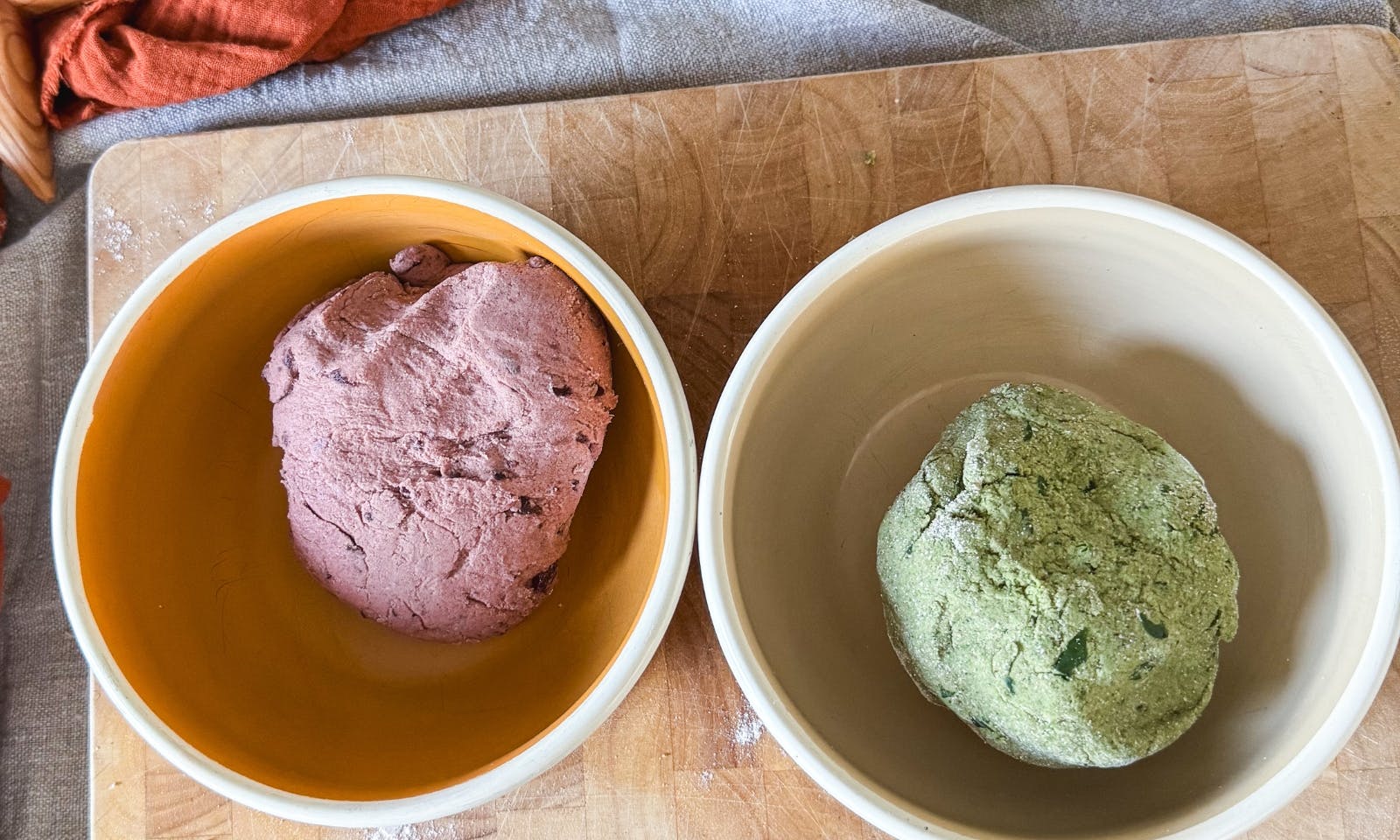 Roter und grüner Teig für Hundeleckerlis