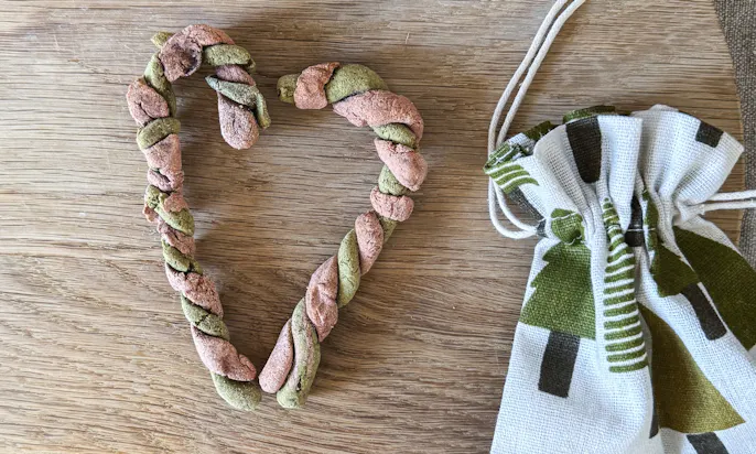 Getreidefreie weihnachtliche Hundekekse in Form von einer Zuckerstange in den Farben rot und grün