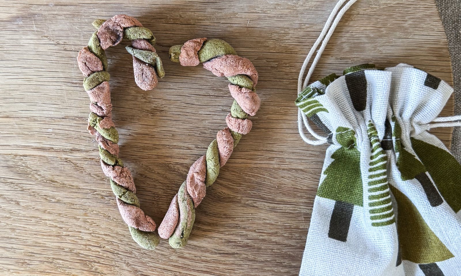 Getreidefreie weihnachtliche Hundekekse in Form von einer Zuckerstange in den Farben rot und grün
