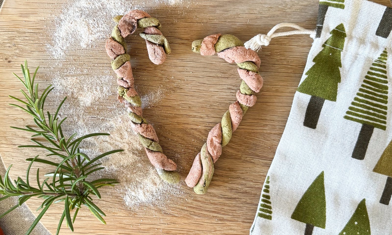 Getreidefreie weihnachtliche Hundekekse in Form von einer Zuckerstange in den Farben rot und grün