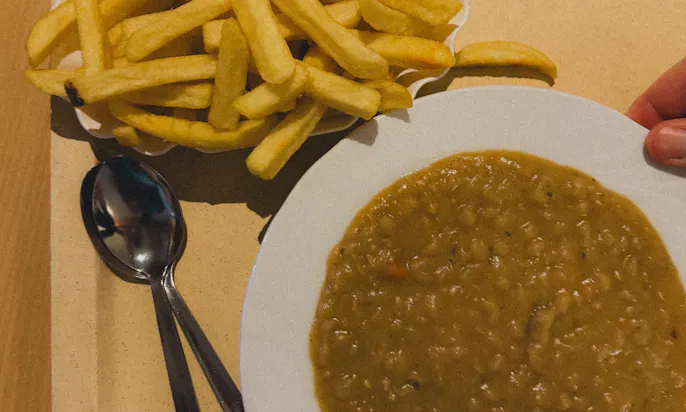 Pommes und Bohnensuppe im Touristensaal am Brockenhotel