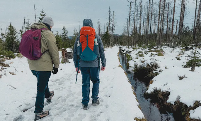 Zwei Männer auf einem Schneebedeckten Weg zum Harzer Brocken