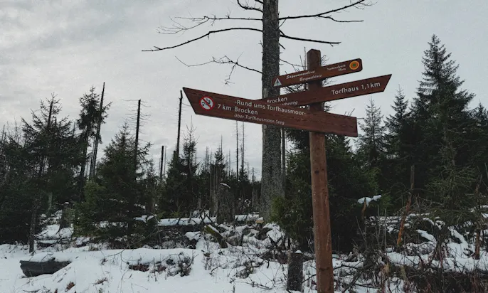 Schilder, die die Richtung zum Harzer Brocken aufzeigen