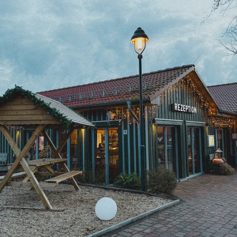 Nachhaltige Ferienhäuser im Harz – Chalets im Schierke Harzresort, umgeben von Wald und Natur.