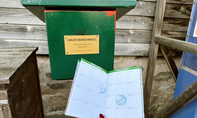 Harzer Wandernadel Stempel auf. dem Harzer Hexenstieg vor dem Hohnehof