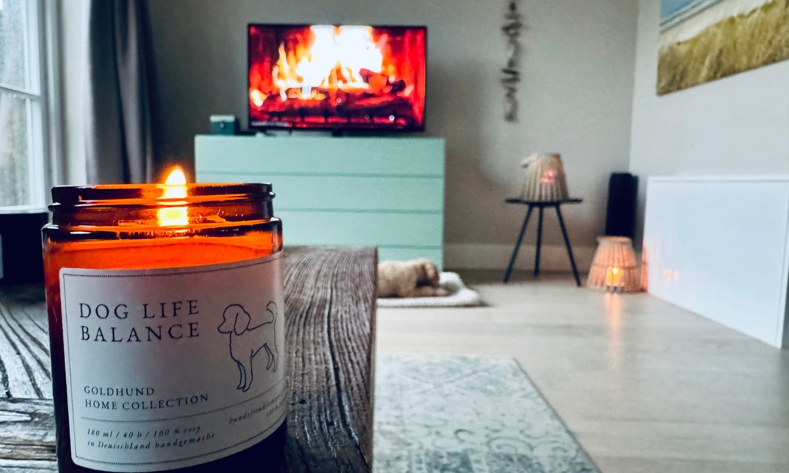 Eine Dog Life Balance Kerze von Goldhund und im Hintergrund das Netflix Kaminfeuer