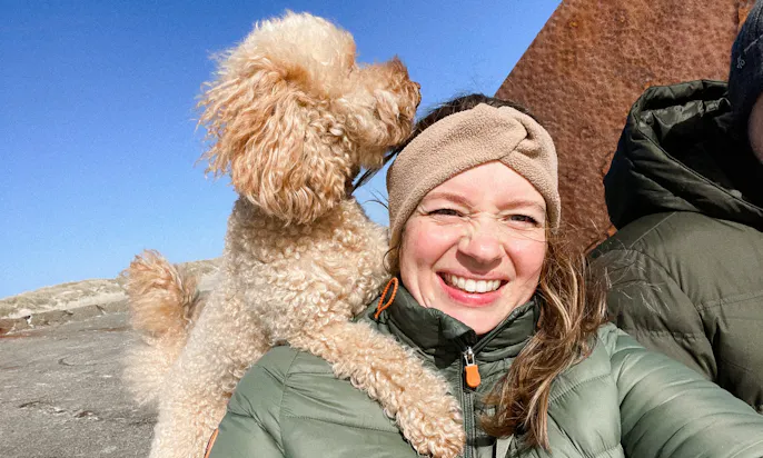 Frau macht selfie mit ihrem Hund