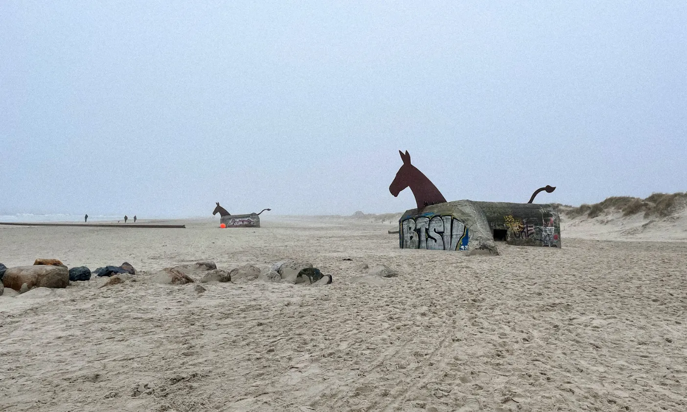 Maulesel-Bunker aus einer weiteren Entfernung am Strand in Blåvand
