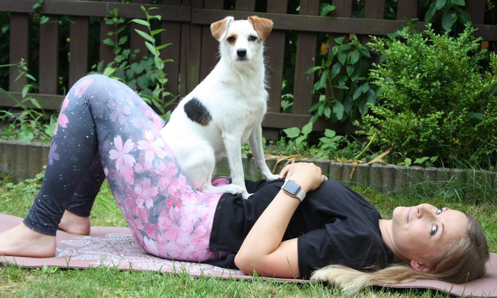 Doga mit Hund als Zeichen der Liebe