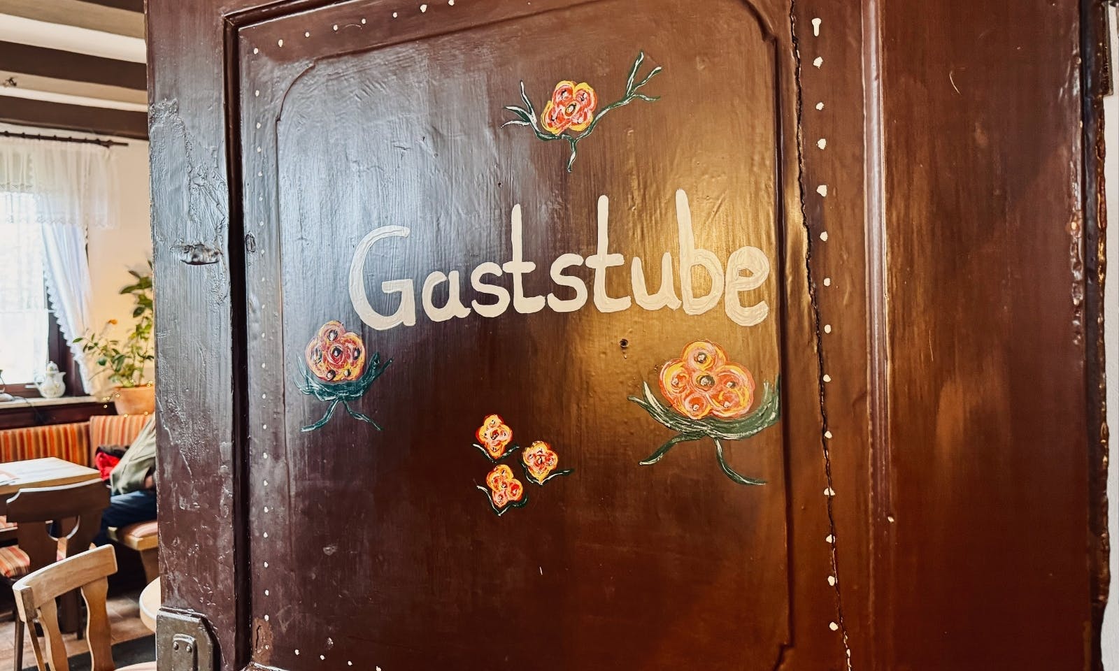 Tür mit der Aufschrift: Gaststube