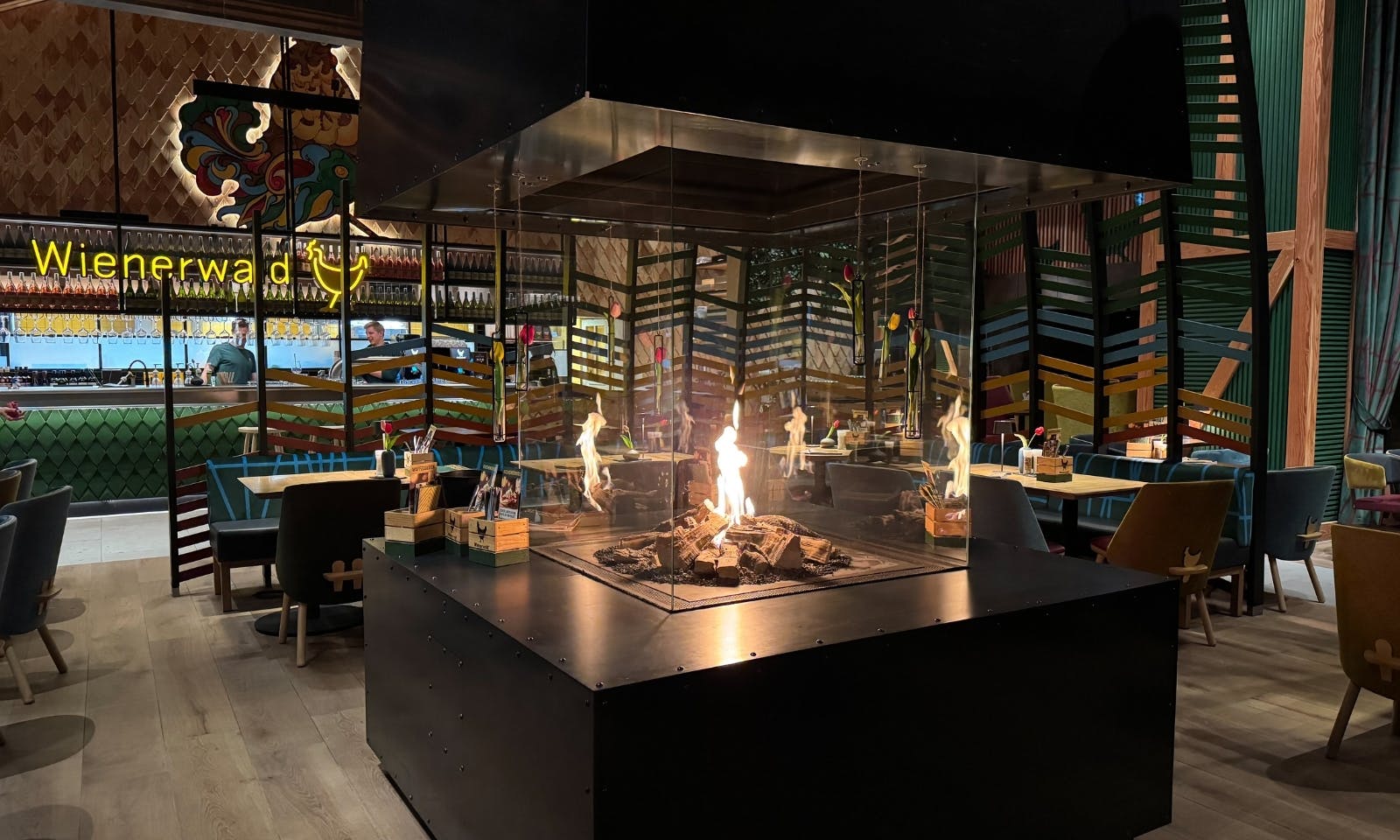 Kamin im Wienerwald-Restaurant sorgt für Wohlfühlatmosphäre