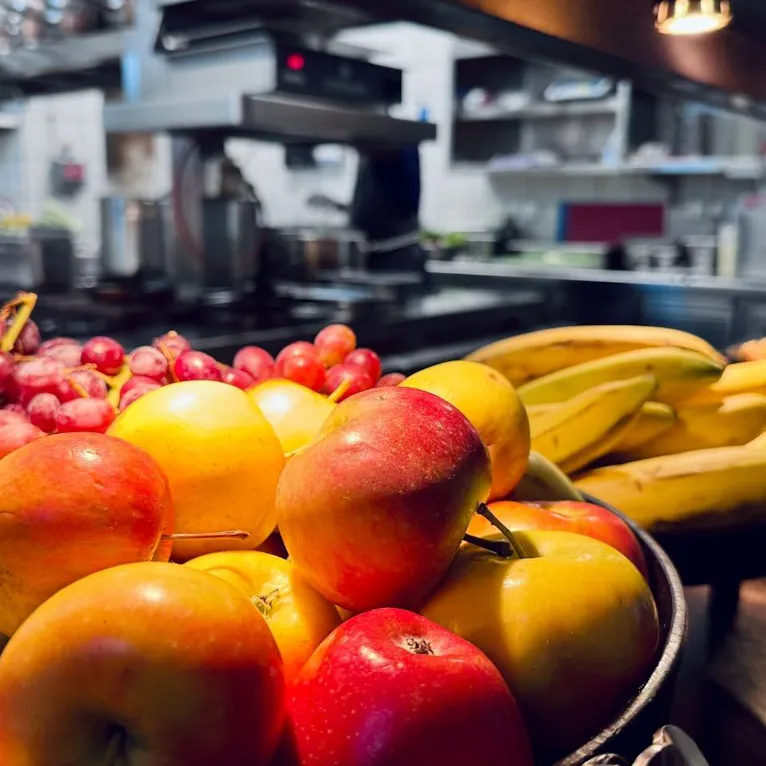 Obst beim Frühstücksbüffet vom 25hours Hotel in Düsseldorf