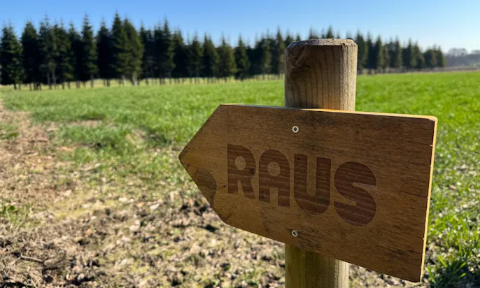 Raus Holzschild